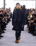 sacai 2024年秋冬コレクション - 大胆なシルエットに交錯するクラシック｜写真27