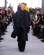 sacai 2024年秋冬コレクション - 大胆なシルエットに交錯するクラシック｜写真42