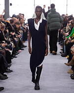 sacai 2024年秋冬コレクション - 大胆なシルエットに交錯するクラシック｜写真45