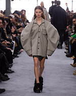 sacai 2024年秋冬コレクション - 大胆なシルエットに交錯するクラシック｜写真50