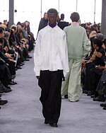 sacai 2024年秋冬コレクション - 大胆なシルエットに交錯するクラシック｜写真55