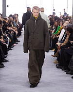 sacai 2024年秋冬コレクション - 大胆なシルエットに交錯するクラシック｜写真57