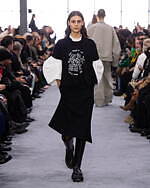 sacai 2024年秋冬コレクション - 大胆なシルエットに交錯するクラシック｜写真61