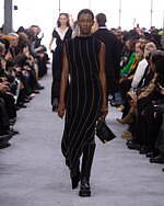 sacai 2024年秋冬コレクション - 大胆なシルエットに交錯するクラシック｜写真62