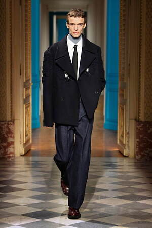 valentino ジャケット　定価29万円程度 ヴァレンティノ、2024-25年秋冬メンズコレクション 'ル シエル