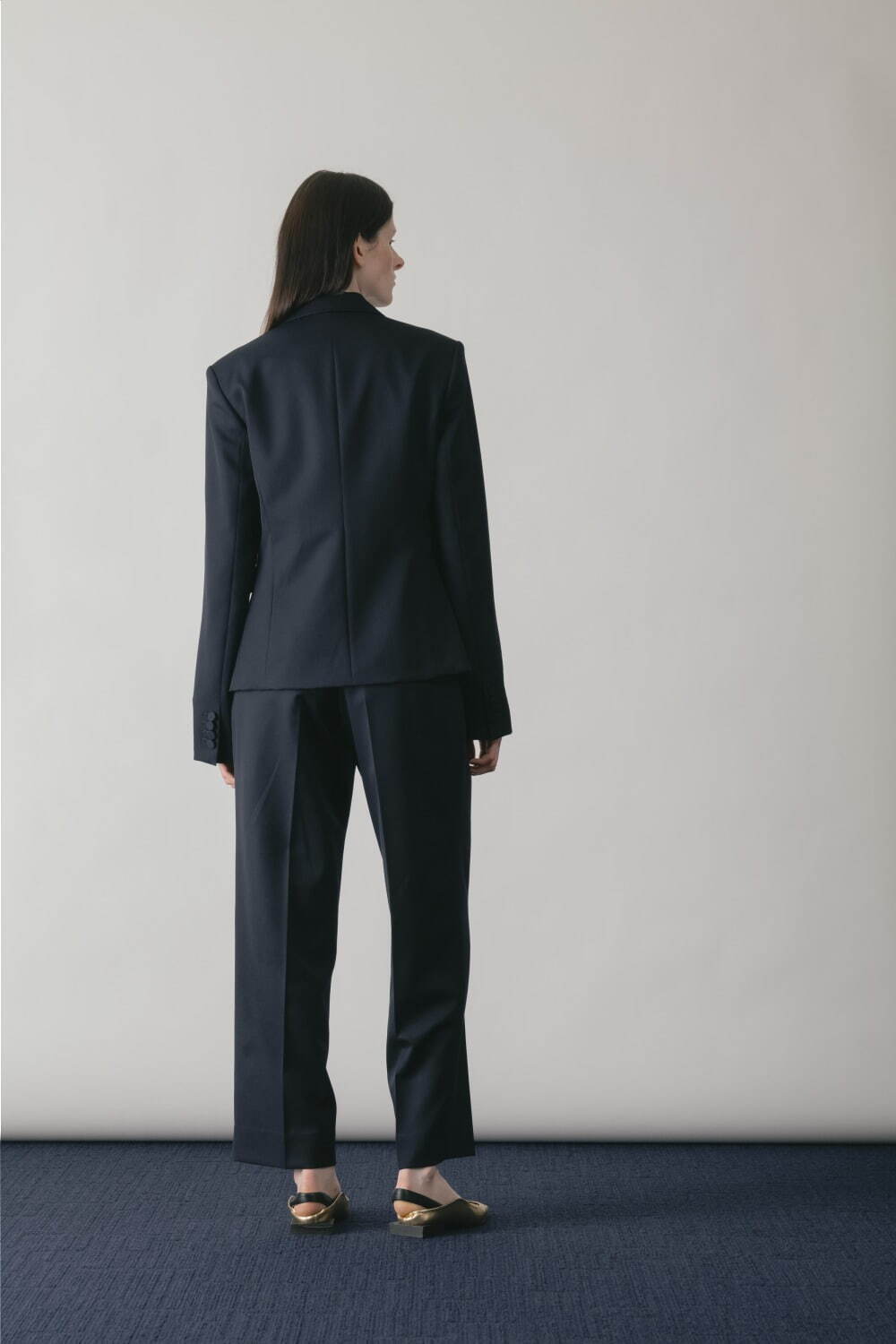 チノのブラックフォーマルウェアに新作、パールボタン付きダブルジャケットやワイドパンツなど｜写真12