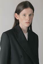 チノのブラックフォーマルウェアに新作、パールボタン付きダブルジャケットやワイドパンツなど｜写真4