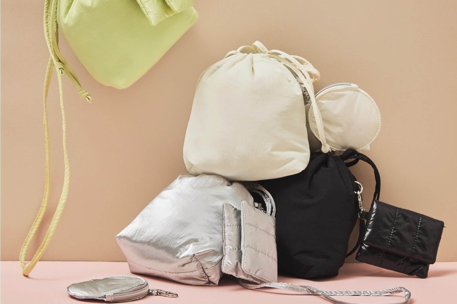 GUの24年春新作バッグ＆シューズ、“ふっくら”素材の3セットショルダーポーチやシアーブーツ