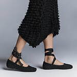 チャールズ＆キース“ドリアンの果実”着想のトゲトゲバッグ＆シューズ、英国気鋭デザイナーとコラボ｜写真44