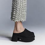 チャールズ＆キース“ドリアンの果実”着想のトゲトゲバッグ＆シューズ、英国気鋭デザイナーとコラボ｜写真47