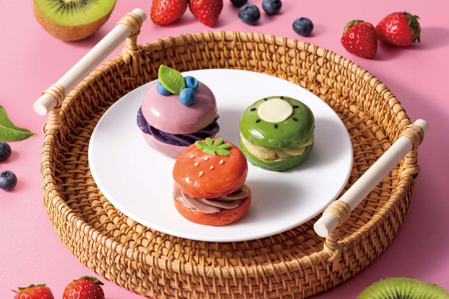 パルフェ｜アトリエ ドゥ ゴディバ24年バレンタイン“まるでフルーツ”苺＆キウイのマカロン、百貨店催事限定で