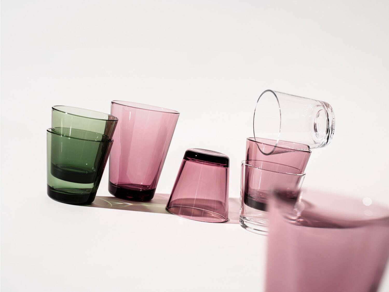 イッタラ24年春ガラスアイテム - くすみピンク＆森のような緑のグラス、クランベリー色の鳥オブジェも｜写真3