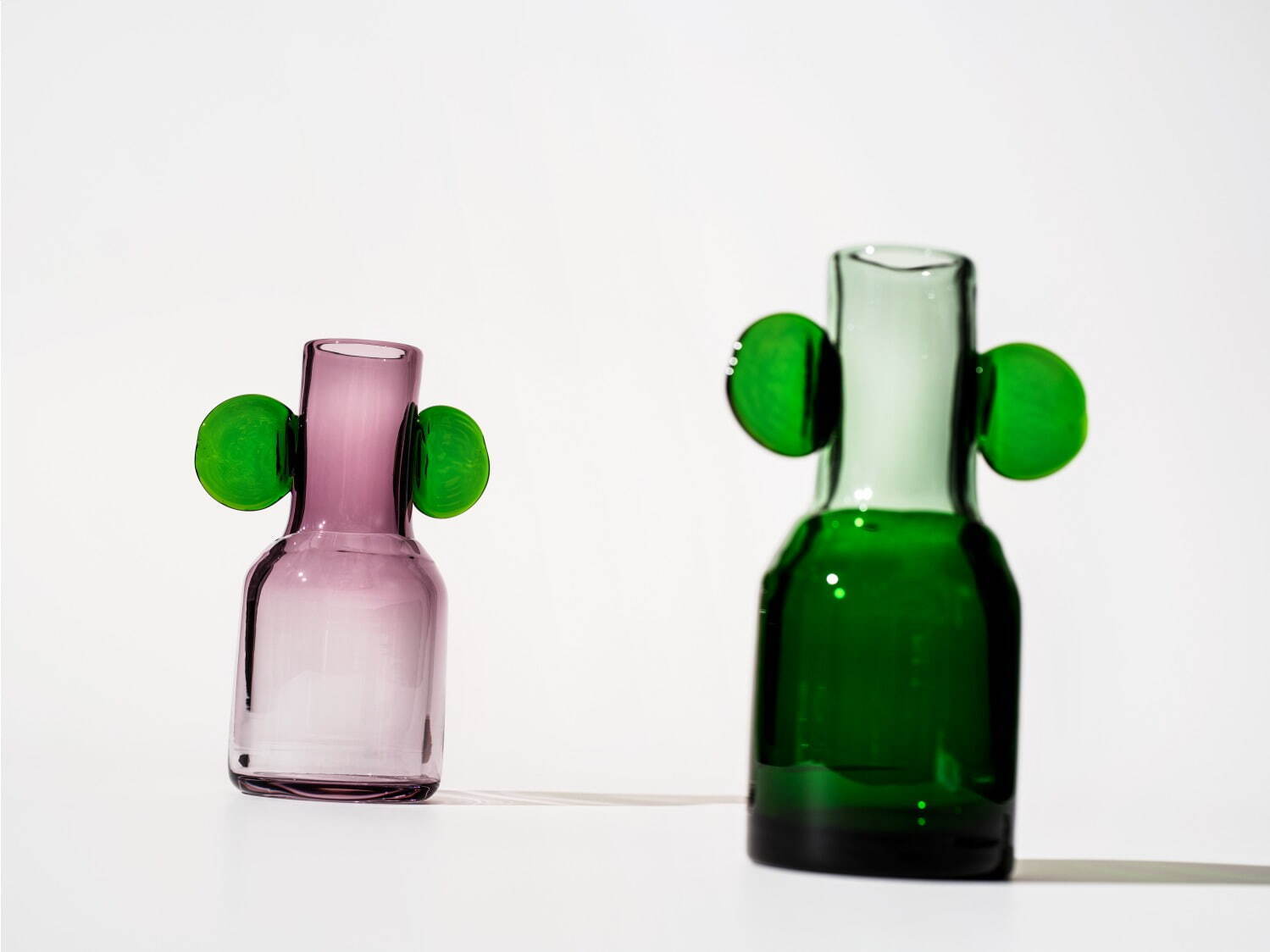 イッタラ24年春ガラスアイテム - くすみピンク＆森のような緑のグラス、クランベリー色の鳥オブジェも｜写真4