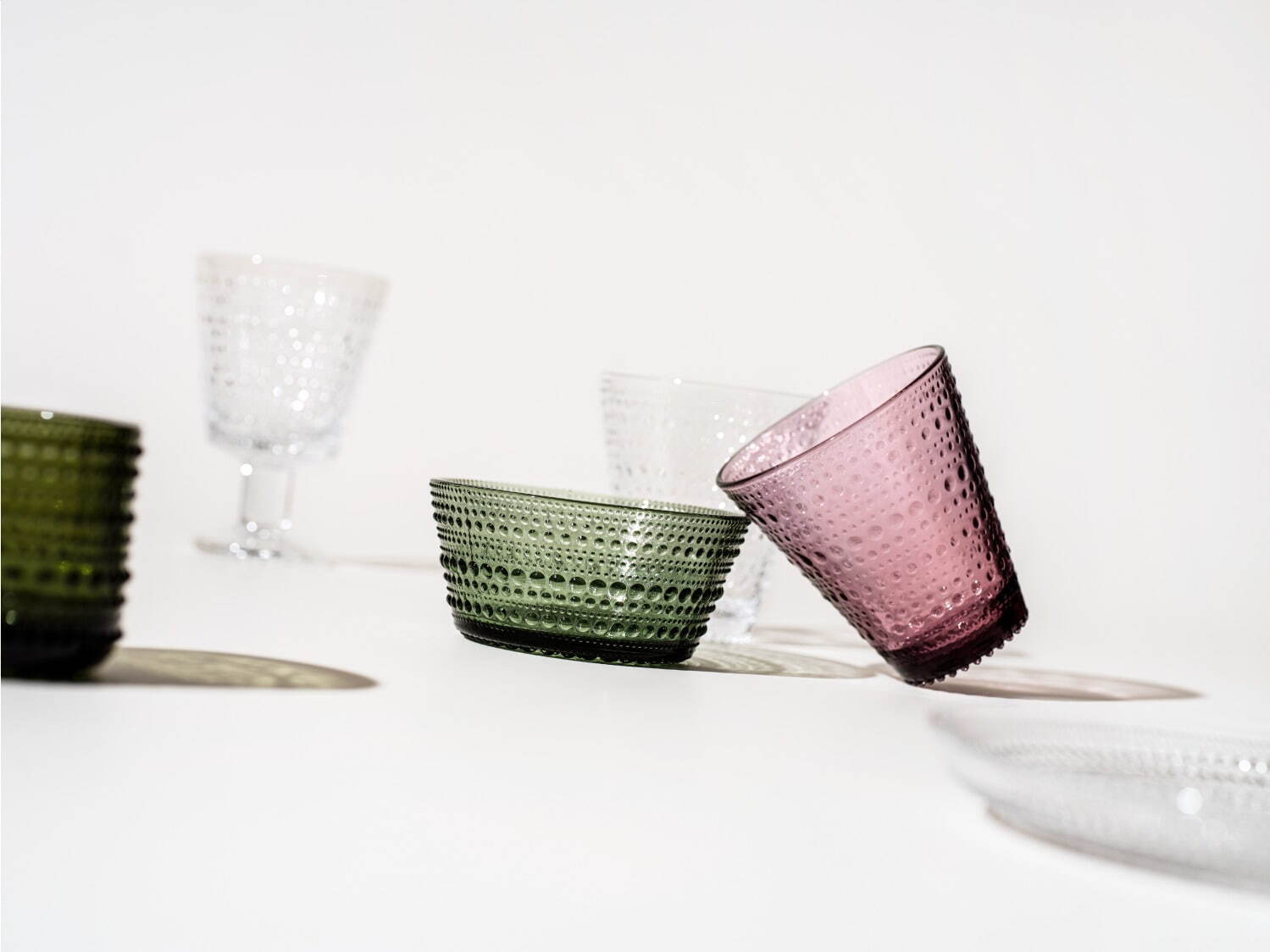 イッタラ24年春ガラスアイテム - くすみピンク＆森のような緑のグラス、クランベリー色の鳥オブジェも｜写真2