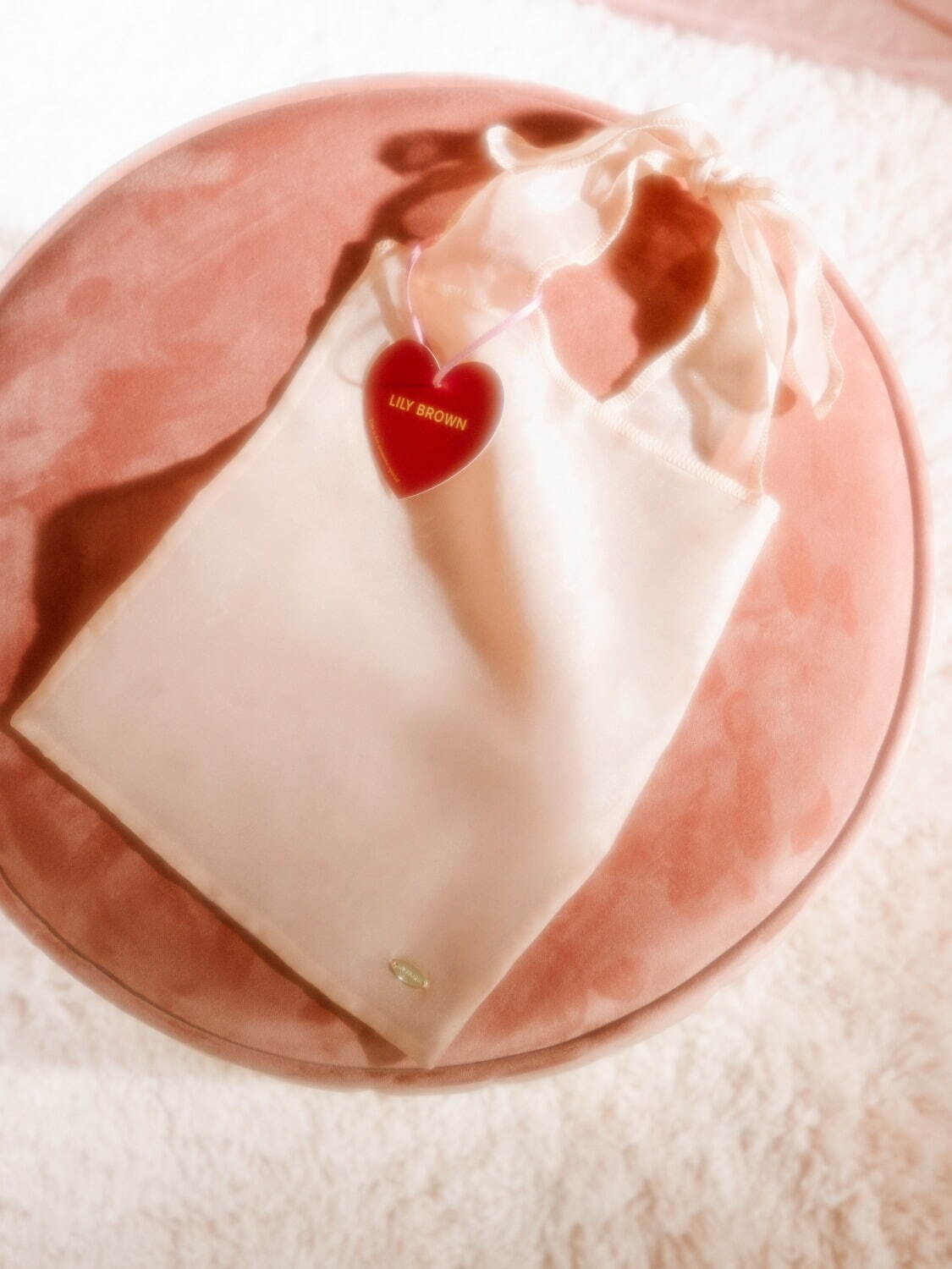 リリー ブラウン ランジェリー24年バレンタイン、ハート柄刺繍のブラセット＆サテン生地ギャザーバッグ｜写真12