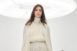 アライア 2024年夏秋コレクション - 本質の追求と洗練、1本の糸にフォーカス