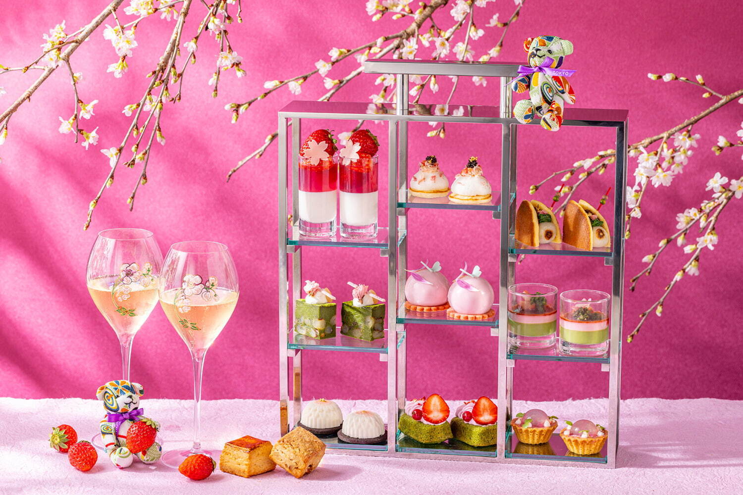 桜アフタヌーンティー｜コンラッド東京“桜×苺”の24年春限定アフタヌーンティー、“蝶がとまる”苺ムースや羊羹風抹茶テリーヌ