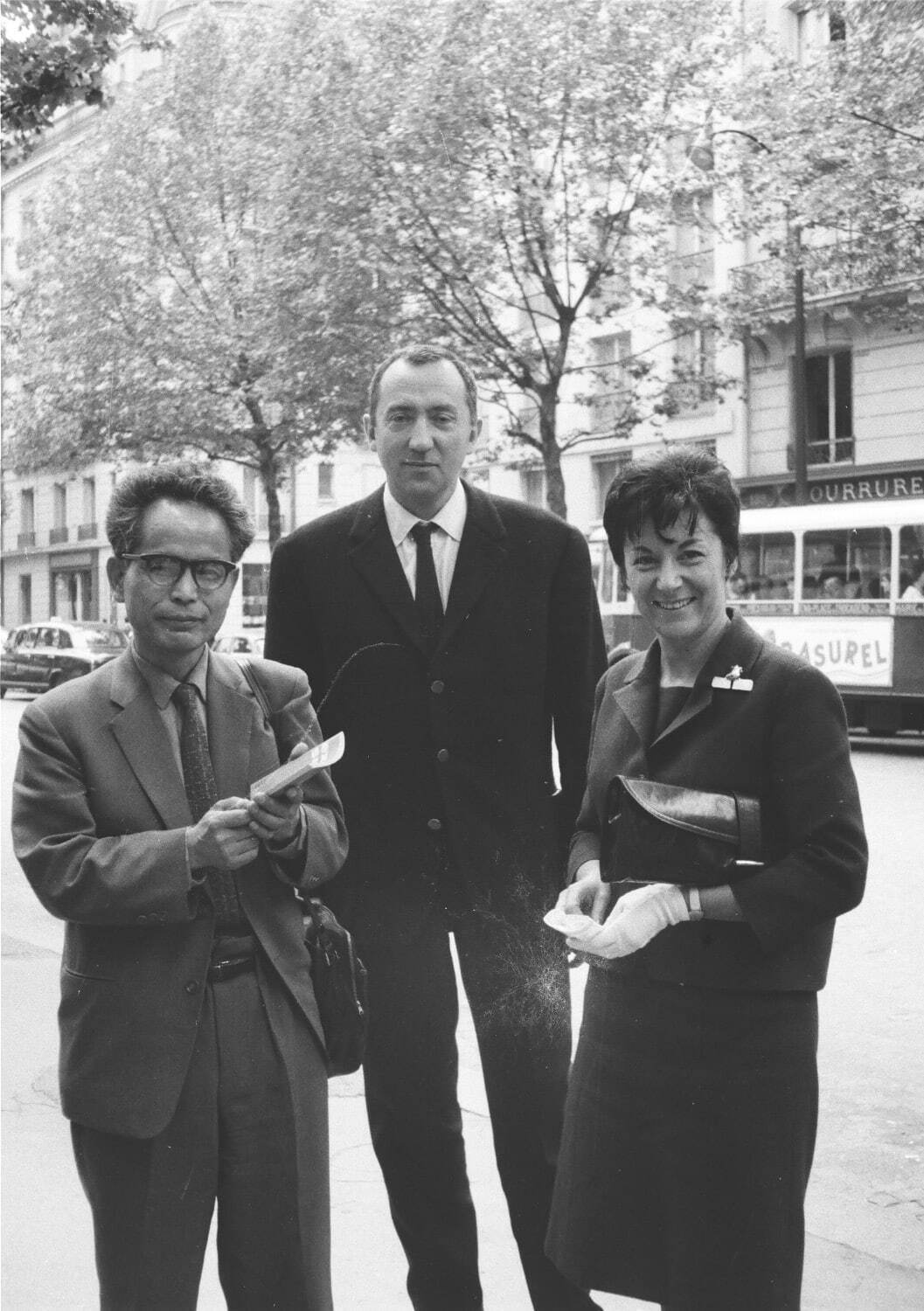 森田子龍(左)とスーラージュ(中央)
1963年、パリにて