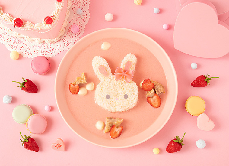 「メゾ ピアノ」限定カフェが新宿に、“ベリエちゃん”いちごパフェ＆“ピンクのドリア”プレートなど｜写真5