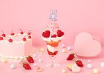 「メゾ ピアノ」限定カフェが新宿に、“ベリエちゃん”いちごパフェ＆“ピンクのドリア”プレートなど｜写真8