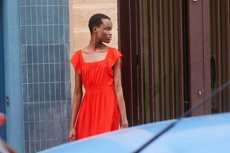 ユニクロ：シー24年夏新作 - チェック柄ブラウスやサマーニット、“背中開き”ワンピースなど