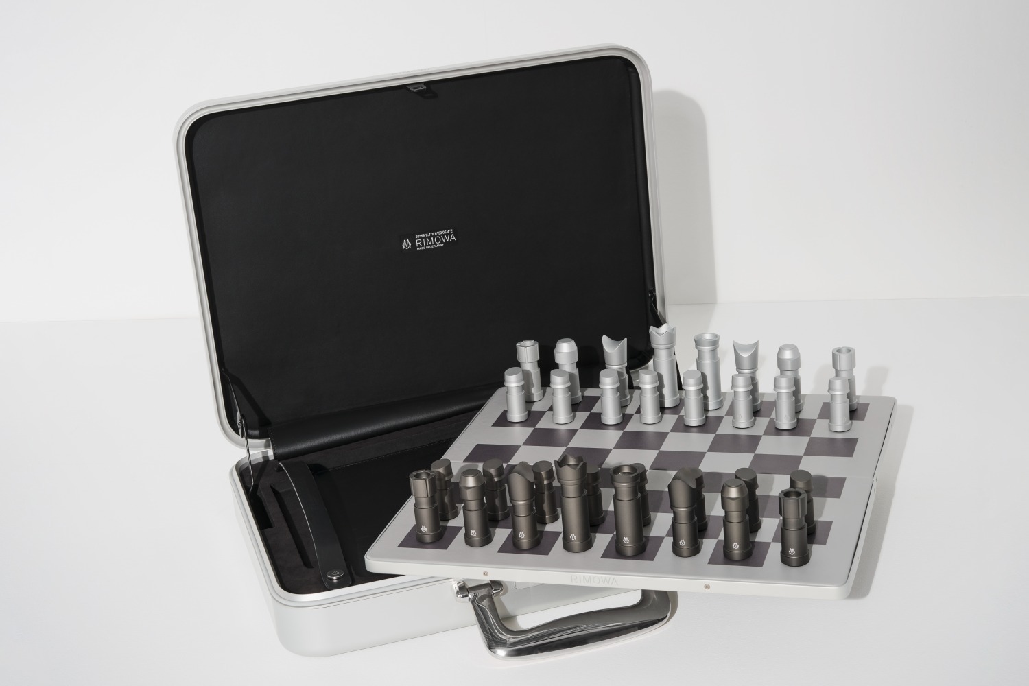リモワ“チェスセット”付きアタッシュケース、台座にはリモワ モノグラム入り