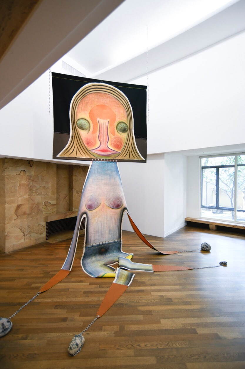 加藤泉 《無題》 2019年
展示風景「加藤泉 ─ LIKE A ROLLING SNOWBALL」(原美術館、2019年)より
Photo: Yusuke Sato ©2019 Izumi Kato, Courtesy of the artist and Hara Museum ARC