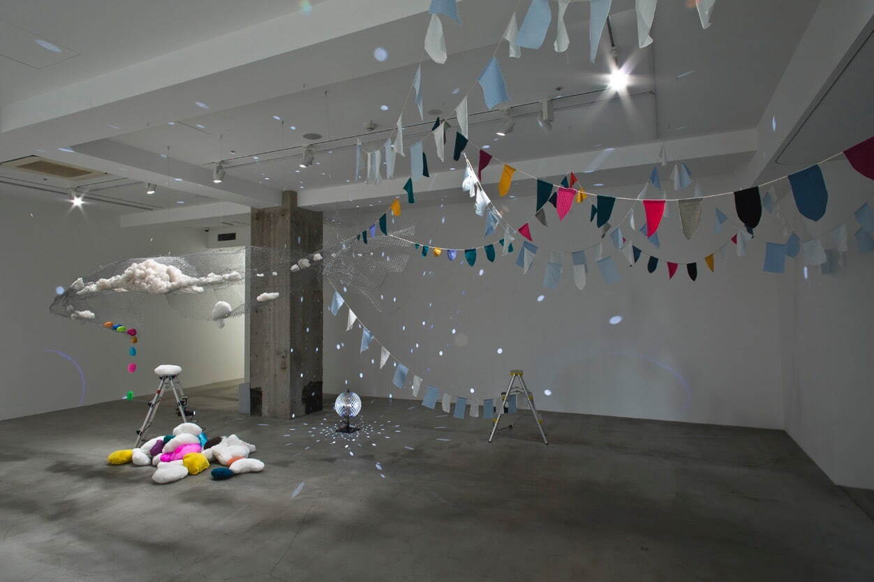 ブブ・ド・ラ・マドレーヌ 《人魚の領土─旗と内臓》 2022年
撮影：鐘ヶ江歓⼀ 画像提供：オオタファインアーツ
©BuBu de la Madeleine