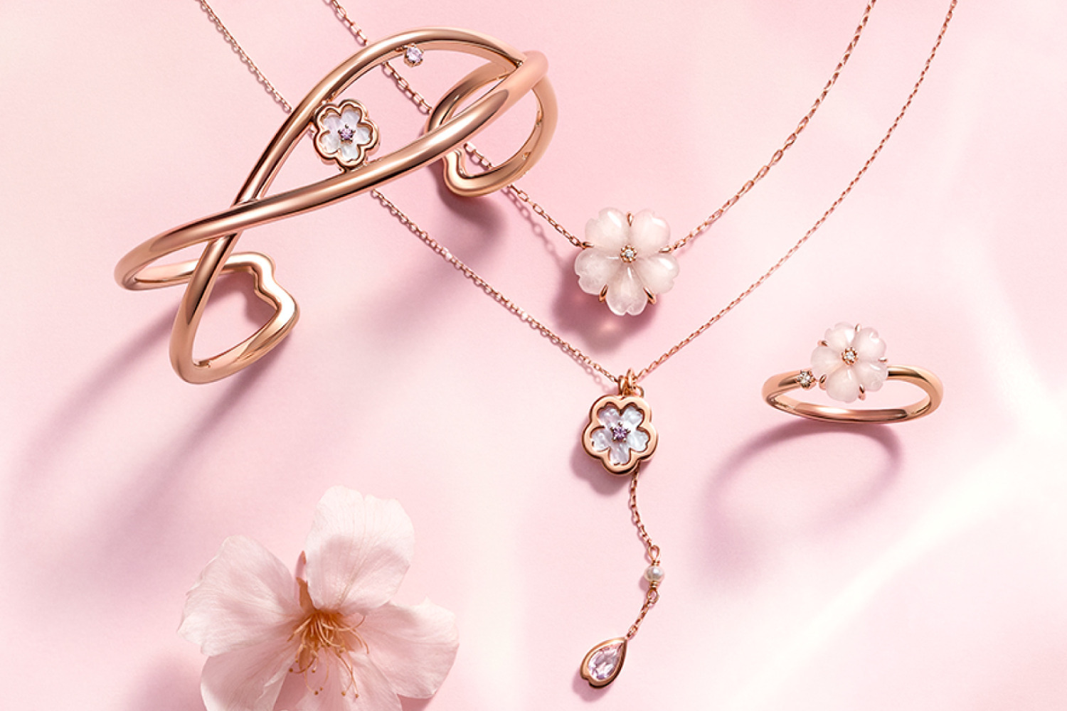 4℃“ふっくら桜カット”のローズクォーツジュエリー、ピング