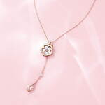 4℃“ふっくら桜カット”のローズクォーツジュエリー、ピングゴールドのネックレスやリング｜写真4