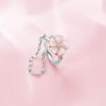 4℃“ふっくら桜カット”のローズクォーツジュエリー、ピングゴールドのネックレスやリング｜写真9