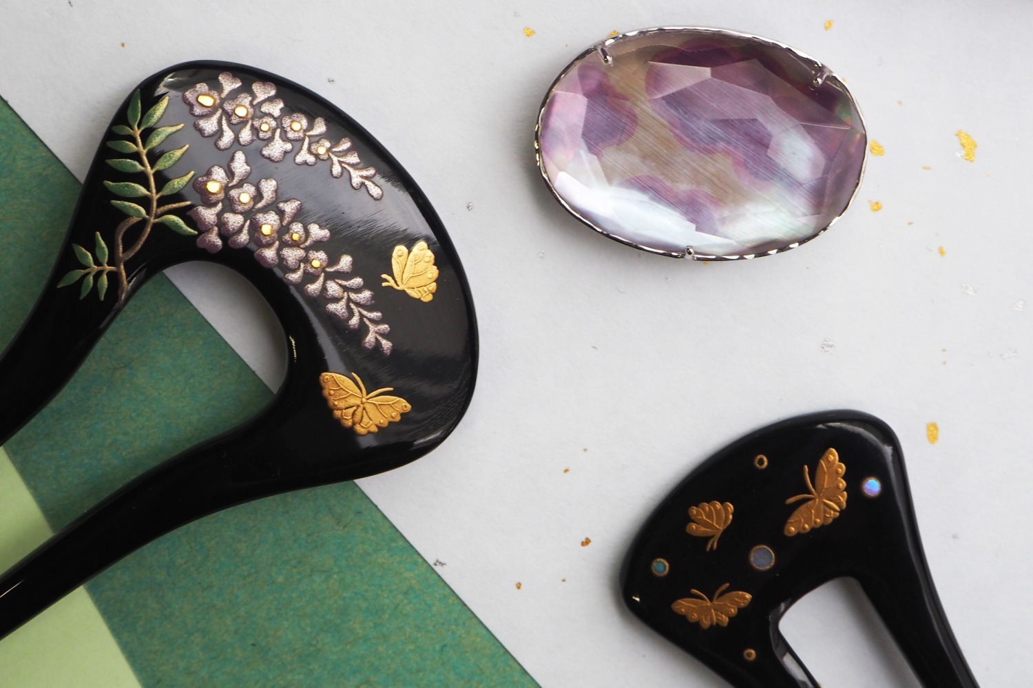 『源氏物語』藤壺イメージの着物アクセサリー“愛の和歌付き”藤色の帯留＆かんざし、銀座もとじ限定で