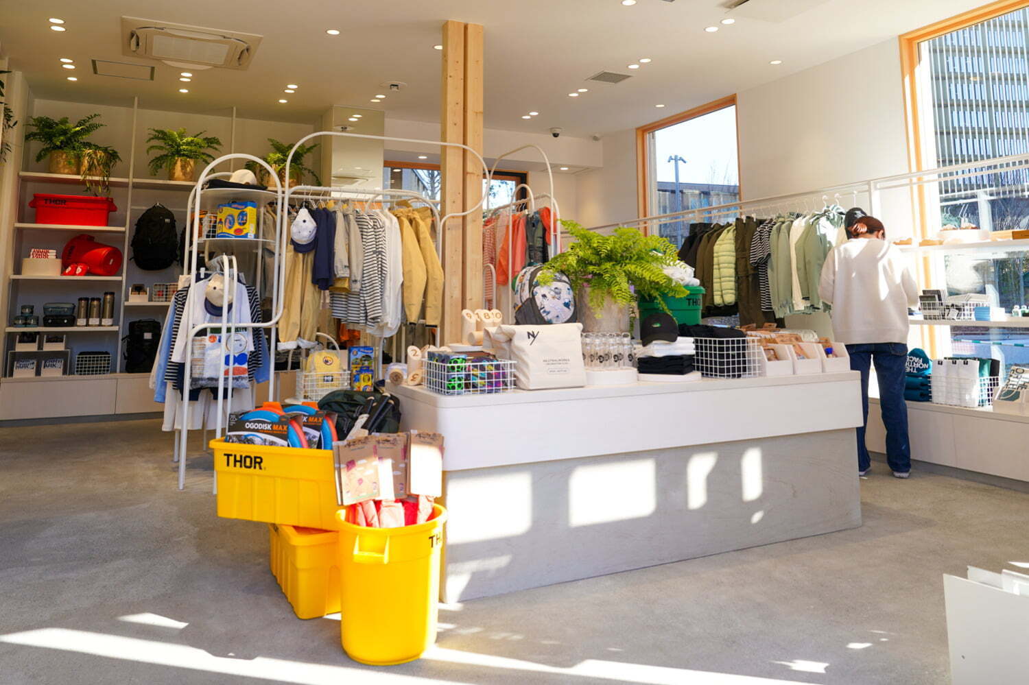 ゴールドウイン“遊びの拠点”新業態店舗が都立明治公園に、遊具のレンタルやワークショップなど