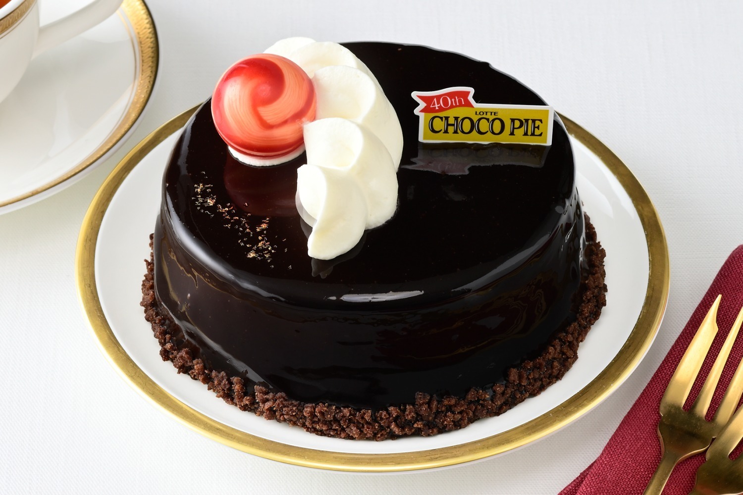 生クリーム｜ロッテ「チョコパイ」がケーキに！ショコラムースを忍ばせたなめらか食感、銀座コージーコーナーで