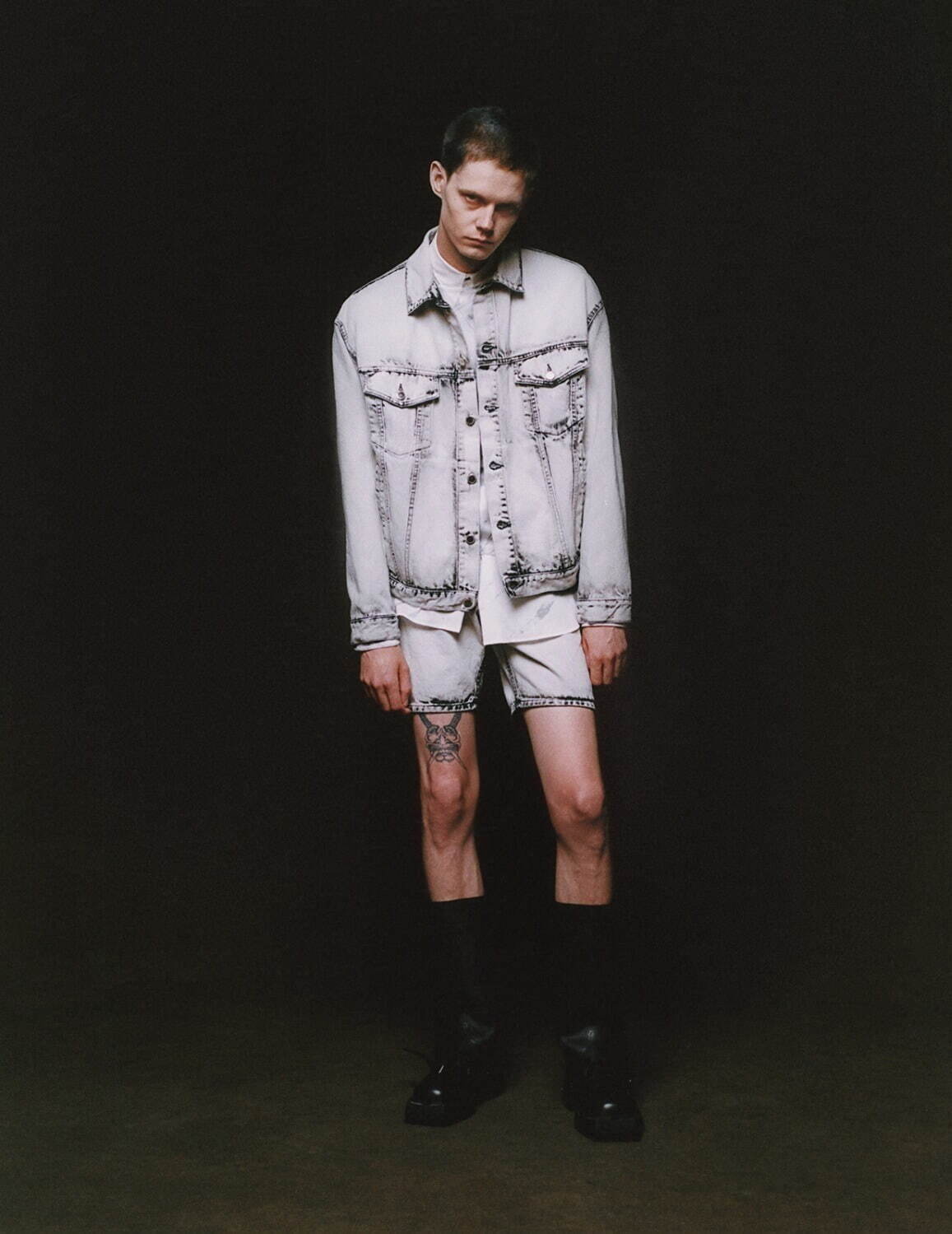 BLEACHED DENIM JACKET 72,600円、BLEACHED DENIM SHORTS 35,200円