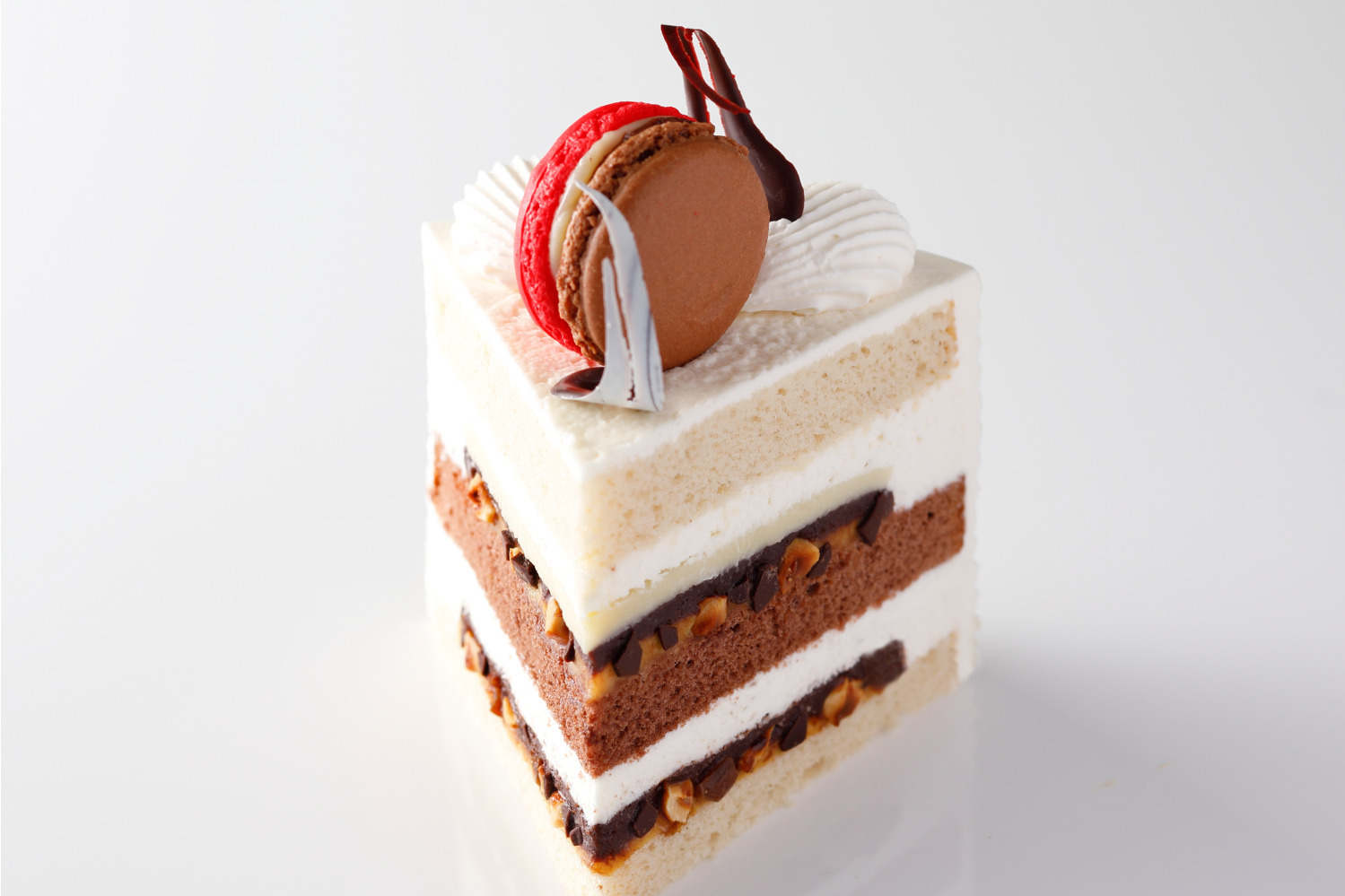 ホテルニューオータニ24年バレンタイン“スーパー”チョコレートケーキ＆ピエール・エルメのコラボBOX