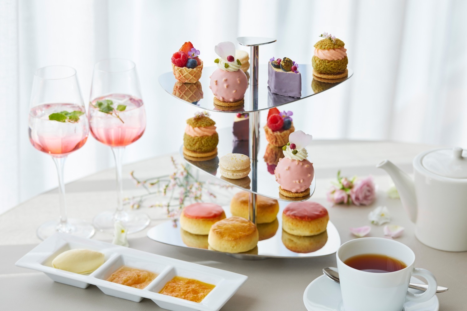 桜アフタヌーンティー｜フォーシーズンズホテル丸の内 東京「フラワー アフタヌーンティー」桜×抹茶シューやラベンダーケーキ