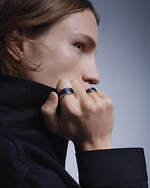 ルイ・ヴィトン24年春ファインジュエリー、“デニム着想”ブルーチタニウム＆ゴールドのペンダント｜写真8