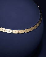 ルイ・ヴィトン24年春ファインジュエリー、“デニム着想”ブルーチタニウム＆ゴールドのペンダント｜写真4