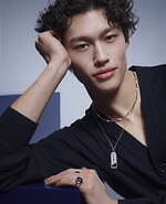 ルイ・ヴィトン24年春ファインジュエリー、“デニム着想”ブルーチタニウム＆ゴールドのペンダント｜写真6