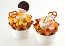 “ぷるぷる猫プリン”が乗るソフトクリーム、好みのグミやチョコをトッピングして楽しむアイスが渋谷で｜写真1