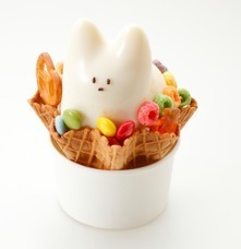 “ぷるぷる猫プリン”が乗るソフトクリーム、好みのグミやチョコをトッピングして楽しむアイスが渋谷で｜写真2