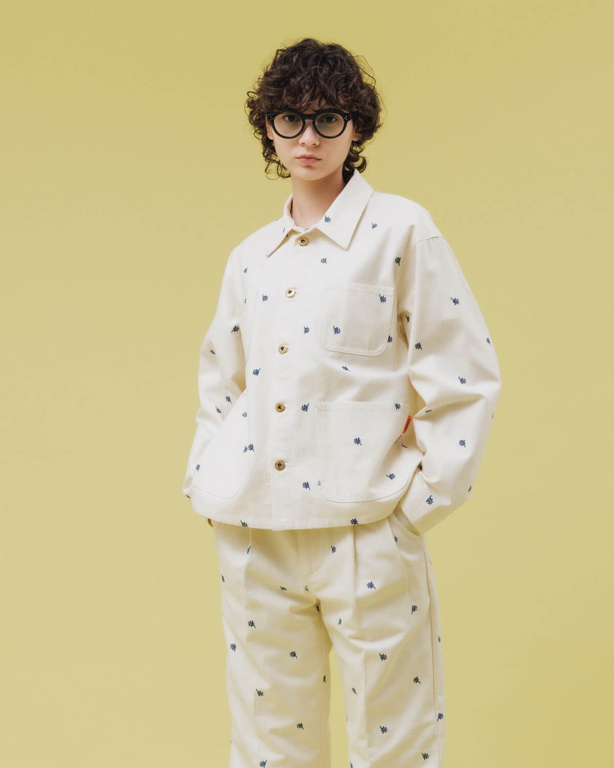 ノントーキョー×ユニバーサルオーバーオール、“煌めく花”の刺繍入りカバーオール＆タックパンツ｜写真5