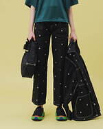 ノントーキョー×ユニバーサルオーバーオール、“煌めく花”の刺繍入りカバーオール＆タックパンツ｜写真7