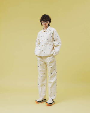 ノントーキョー×ユニバーサルオーバーオール、“煌めく花”の刺繍入りカバーオール＆タックパンツ｜写真6