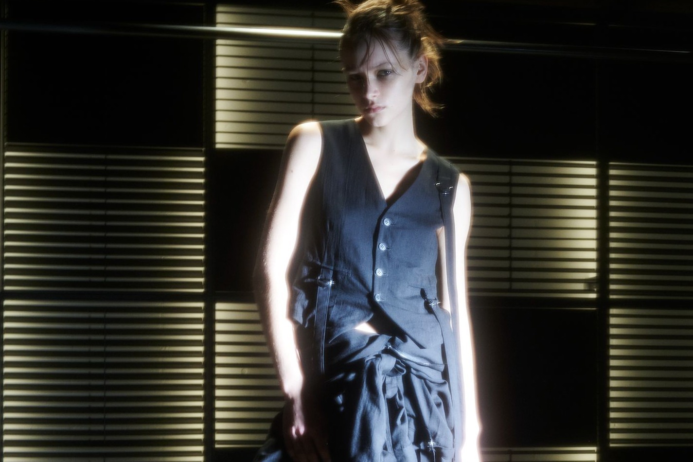 リミ フゥ 24年春夏新作ウェア、ドローコード付ジレ＆“黒の花が咲く”レースのトップスなど