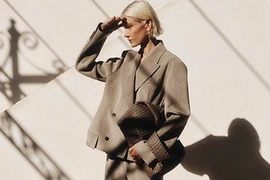 “ふんわり”ギャザーのAラインコート＆ピンクの華やかニットセットアップなど、JNBY24年春夏の新作