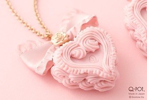 Q-pot.“ハートケーキ”のアクセサリー、苺クリームをたっぷり飾ったネックレス＆バッグチャーム｜写真3
