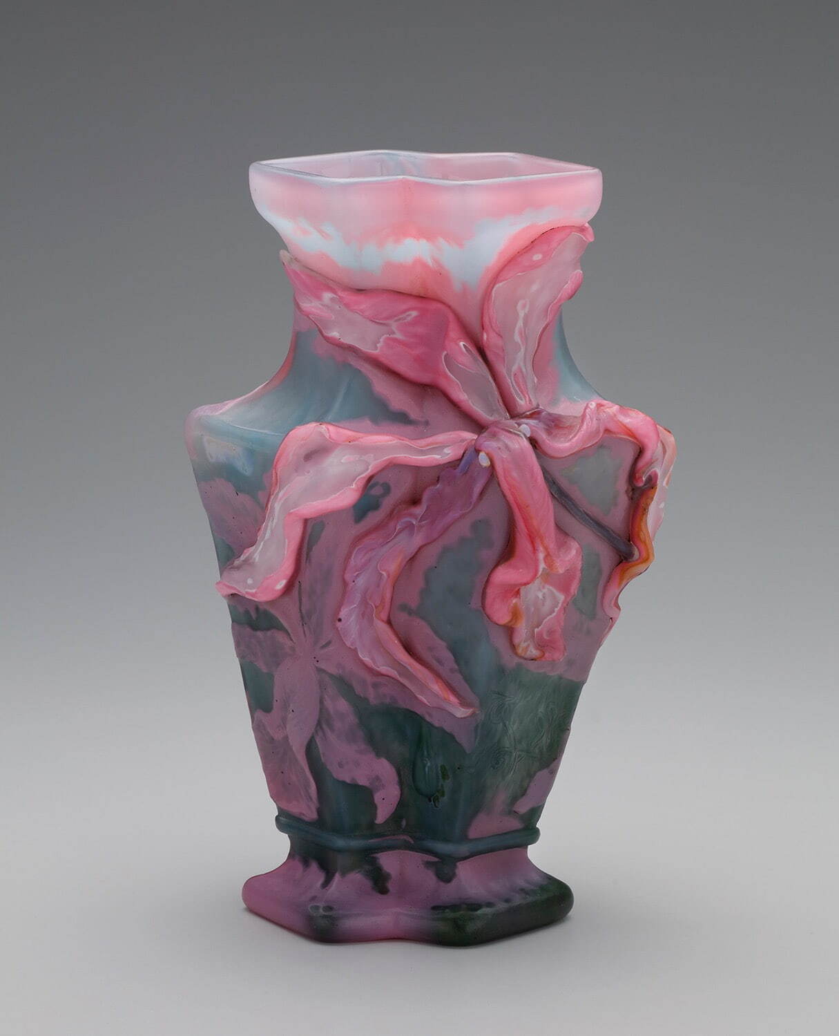 エミール・ガレ フランス 花器《カトレア》 一口
1900年頃 サントリー美術館蔵 ［通期展示］