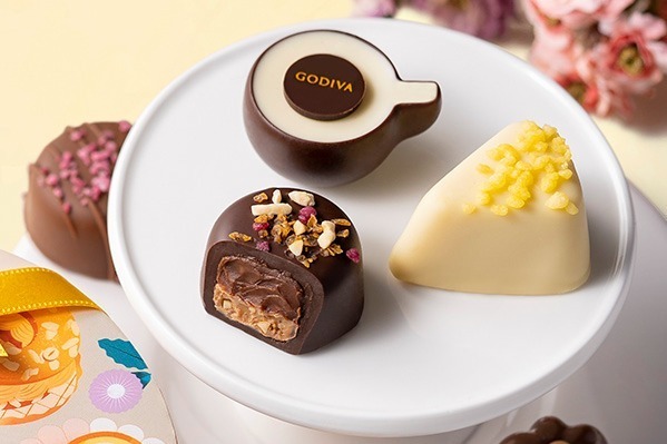 ゴディバの24年ホワイトデー限定チョコレート、午後のティータイムに並ぶスイーツの数々を表現